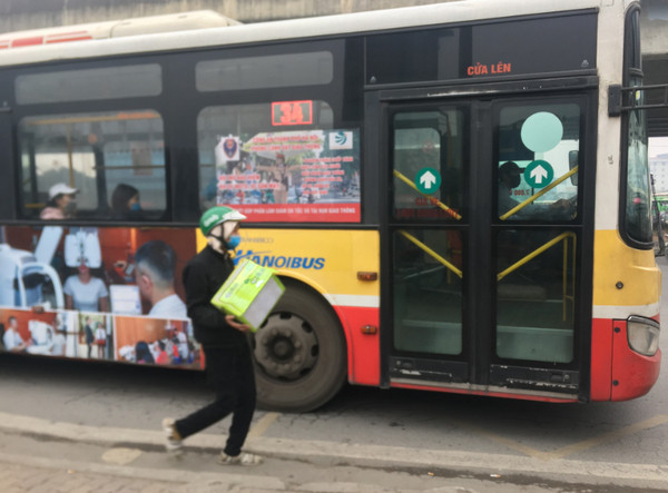 Dich COVID-19: Xe buyt Ha Noi khach vang teo, moi chuyen chua den chuc nguoi-Hinh-2