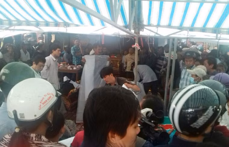 Thời điểm xảy ra cháy, ông Tiên cùng 5 người thân là vợ, con, cháu của mình đang ngủ ở phần sau và trên gác không kịp chạy nên đã bị ngộp và tử vong trong đám cháy.