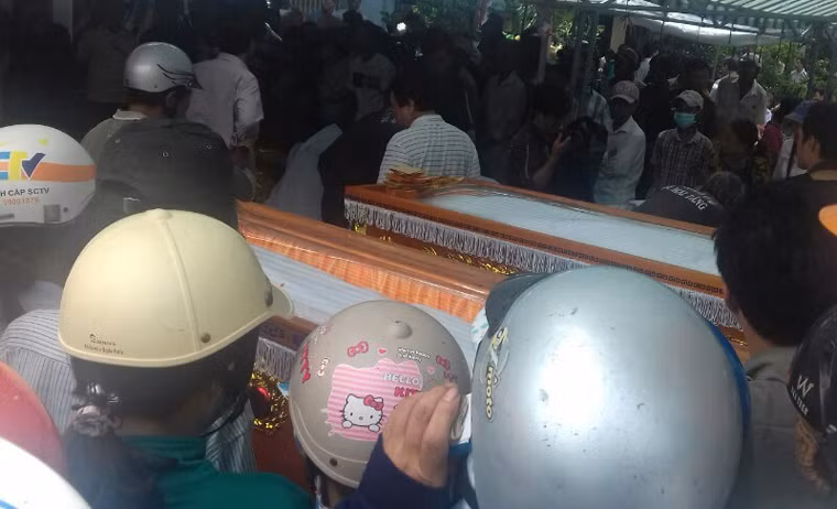 Hiện tại, 6 quan tài của các nạn nhân đang được đặt trước căn nhà xảy ra hoả hoạn để tổ chức lễ tang. Đến chiều ngày 2/8, các nạn nhân sẽ được đưa về an táng tại nghĩa trang TP.Cà Mau.