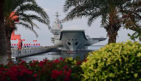 Tàu sân bay lớp Nữ hoàng Elizabeth, mặc dù lượng giãn nước tiêu chuẩn là 65.000 tấn, nhưng lượng giãn nước đầy tải của tàu phải vượt quá 70.000 tấn. Do có sự khác biệt về trọng tải, nên dẫn đến có sự khác biệt về năng lực hàng không mẫu hạm của hai tàu sân bay này; mặc dù tàu sân bay Sơn Đông và Nữ hoàng Elizabeth có ngoại hình tương tự nhau, nhưng số lượng máy bay mà hai tàu mang theo cũng chênh lệch nhau rất lớn.