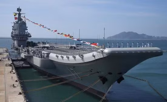 Cùng với số tiêm kích hạm, tàu sân bay Sơn Đông còn có khoảng 12 máy bay trực thăng các loại; tính tổng số máy bay các loại của tàu Sơn Đông mang theo chỉ từ 38 đến 40 chiếc. Mặc dù tàu Sơn Đông có sự cải tiến so với tàu Liêu Ninh, nhưng đánh giá chung hiệu suất của hai tàu gần tương tự nhau mà thôi.