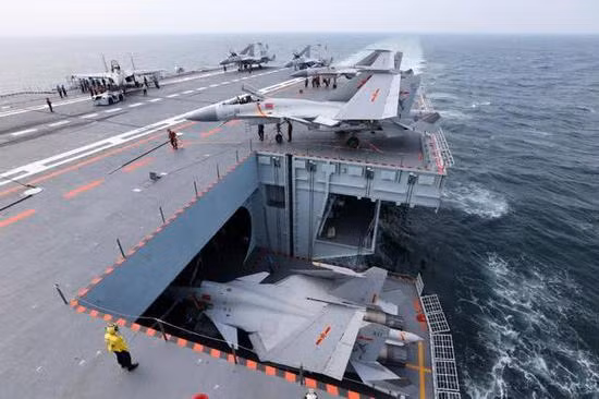 Cùng với đó là máy bay cảnh báo sớm không thể cất cánh trên tàu sân bay Sơn Đông, do vậy tàu sân bay Trung Quốc chỉ có thể chiến đấu gần gần bờ, gần các căn cứ hải quân của họ, mà chưa thể tác chiến biển xa như tàu sân bay của Hải quân Mỹ và Anh. Video Trung Quốc hạ thủy tàu sân bay tự đóng đầu tiên - Nguồn: VTC14