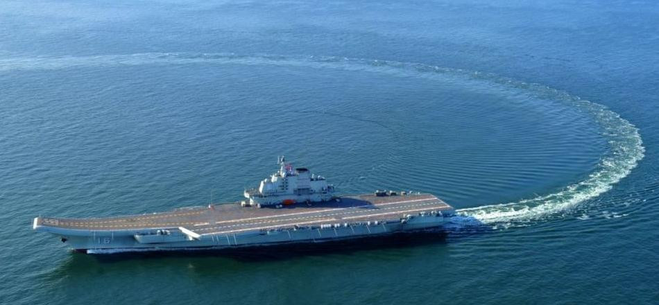 Với tàu sân bay Sơn Đông, trong điều kiện bình thường, hầm chứa máy bay tối đa là 24 chiếc, thêm 2 đến 4 máy bay trên boong (để cất cánh đối phó với tình huống khẩn cấp), vì vậy số lượng tàu sân bay bình thường của tàu Sơn Đông trên thực tế chỉ vào khoảng từ 26 đến 28 tiêm kích hạm.