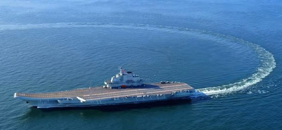 Với tàu sân bay Sơn Đông, trong điều kiện bình thường, hầm chứa máy bay tối đa là 24 chiếc, thêm 2 đến 4 máy bay trên boong (để cất cánh đối phó với tình huống khẩn cấp), vì vậy số lượng tàu sân bay bình thường của tàu Sơn Đông trên thực tế chỉ vào khoảng từ 26 đến 28 tiêm kích hạm.