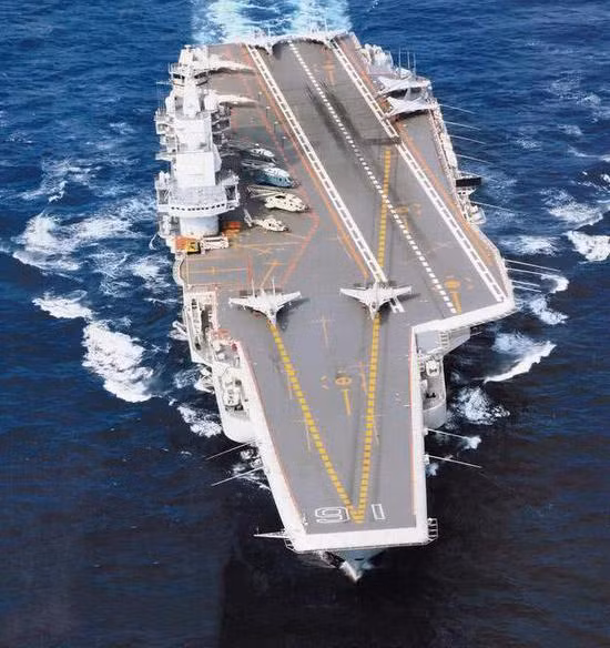 Các hầm chứa máy bay của tàu Sơn Đông trên thực tế chỉ lớn hơn khoảng 15% so với tàu Liêu Ninh; điều đó có nghĩa là hầm chứa máy bay của tàu Sơn Đông chỉ có thể mang thêm tối đa 2 chiếc J-16, tức là 24 chiếc J-16 mà thôi; nếu tính 36 chiếc J-16, thì 12 chiếc phải đỗ ở trên boong.