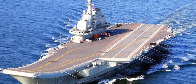 Ngay cả với tàu sân bay của Mỹ, nếu có nhiều máy bay đỗ trên boong, thì chỉ trong trường hợp tàu đang di chuyển; nếu có các hoạt động cất hạ cánh, thì phần lớn số máy bay chiến đấu trên boong phải cho vào hầm chứa; trong tình huống chiến đấu, không thể mang theo nhiều máy bay trên boong, như vậy sẽ ảnh hưởng đến không gian cất, hạ cánh của các loại máy bay trên boong.