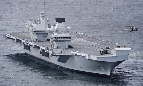 Theo phân tích của giới quân sự, tàu Sơn Đông có số máy bay (24 chiếc) ít hơn khá nhiều so với tàu sân bay Hoàng tử xứ Wales (40 chiếc). Tại sao lại như vậy? Trước hết về kích cỡ, tàu sân bay Sơn Đông và Hoàng tử xứ Wales đều có lượng giãn nước xấp xỉ trên 60.000 tấn; nhưng giới quân sự đang nghi ngờ về tải trọng thực tế của tàu sân bay Sơn Đông; nếu kiểm tra kỹ thông tin, hiện nay Trung Quốc chưa hề công bố trọng tải chính xác của tàu Sơn Đông;