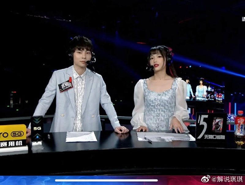 Nu BLV E-Sports Trung Quoc don tim voi khuon mat de thuong