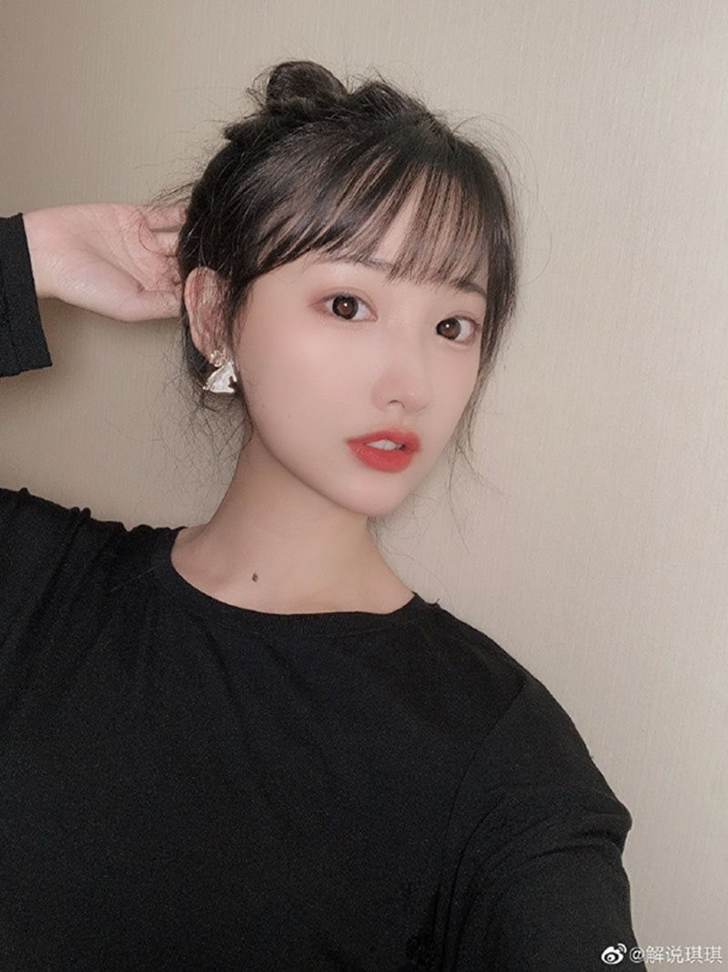 Nu BLV E-Sports Trung Quoc don tim voi khuon mat de thuong-Hinh-7