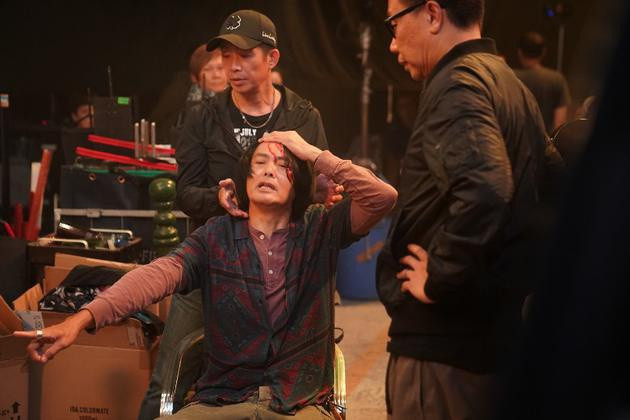 Đầu năm 2019, người hâm mộ vô cùng lo lắng khi biết tin Châu Nhuận Phát bị thương nặng ở đầu khi đóng phim Năm tháng chói chang. Trong một cảnh quay bị đòi nợ, nam diễn viên bị đánh mạnh vào đầu và chảy rất nhiều máu. Tuy nhiên, tài tử họ Châu không hề kêu than nửa lời. Vợ của Châu Nhuận Phát có mặt ở trường quay lúc đó đã nhanh chóng cầm máu cho chồng và đưa nam diễn viên tới bệnh viện. Nam diễn viên gạo cội phải khâu 5 mũi sau vụ va chạm.