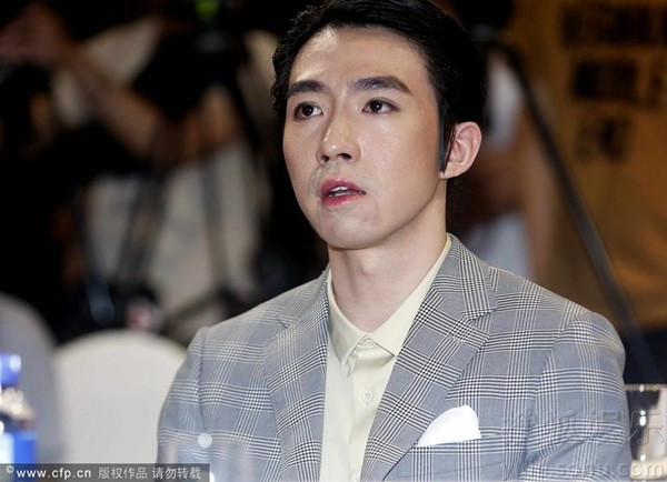 Nam diễn viên Du Hạo Minh còn bị bỏng nặng ở phần mặt vì che chắn cho Selina. Năm 2017, khi anh xuất hiện trong bộ phim Năm ấy hoa nở trăng vừa tròn, công chúng cảm thấy rất xót xa vì gương mặt cứng đờ của nam diễn viên.