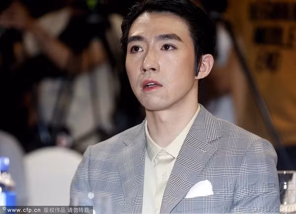 Nam diễn viên Du Hạo Minh còn bị bỏng nặng ở phần mặt vì che chắn cho Selina. Năm 2017, khi anh xuất hiện trong bộ phim Năm ấy hoa nở trăng vừa tròn, công chúng cảm thấy rất xót xa vì gương mặt cứng đờ của nam diễn viên.