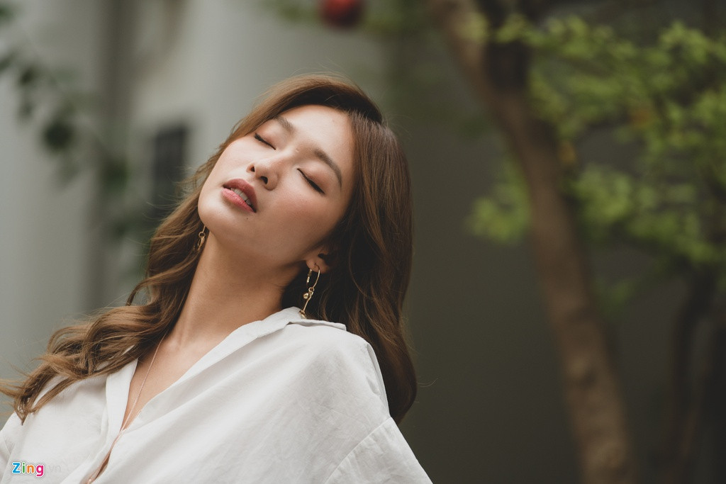 “Việc đi hát tôi ấp ủ từ hồi tôi còn bé. Nhưng tôi không kể với ai nên giờ nói ra, nhiều người chắc lại nghĩ tôi dựng chuyện thôi. Từ thể thao đi lên, tôi vào showbiz rồi lại được Tổ nghề đãi với nghề diễn viên. Đâu phải ai cũng may mắn để dễ dàng vào được với showbiz như vậy. Do đó, tôi trân trọng và dành nhiều thời gian tìm tòi học hỏi”, Khả Ngân nói.