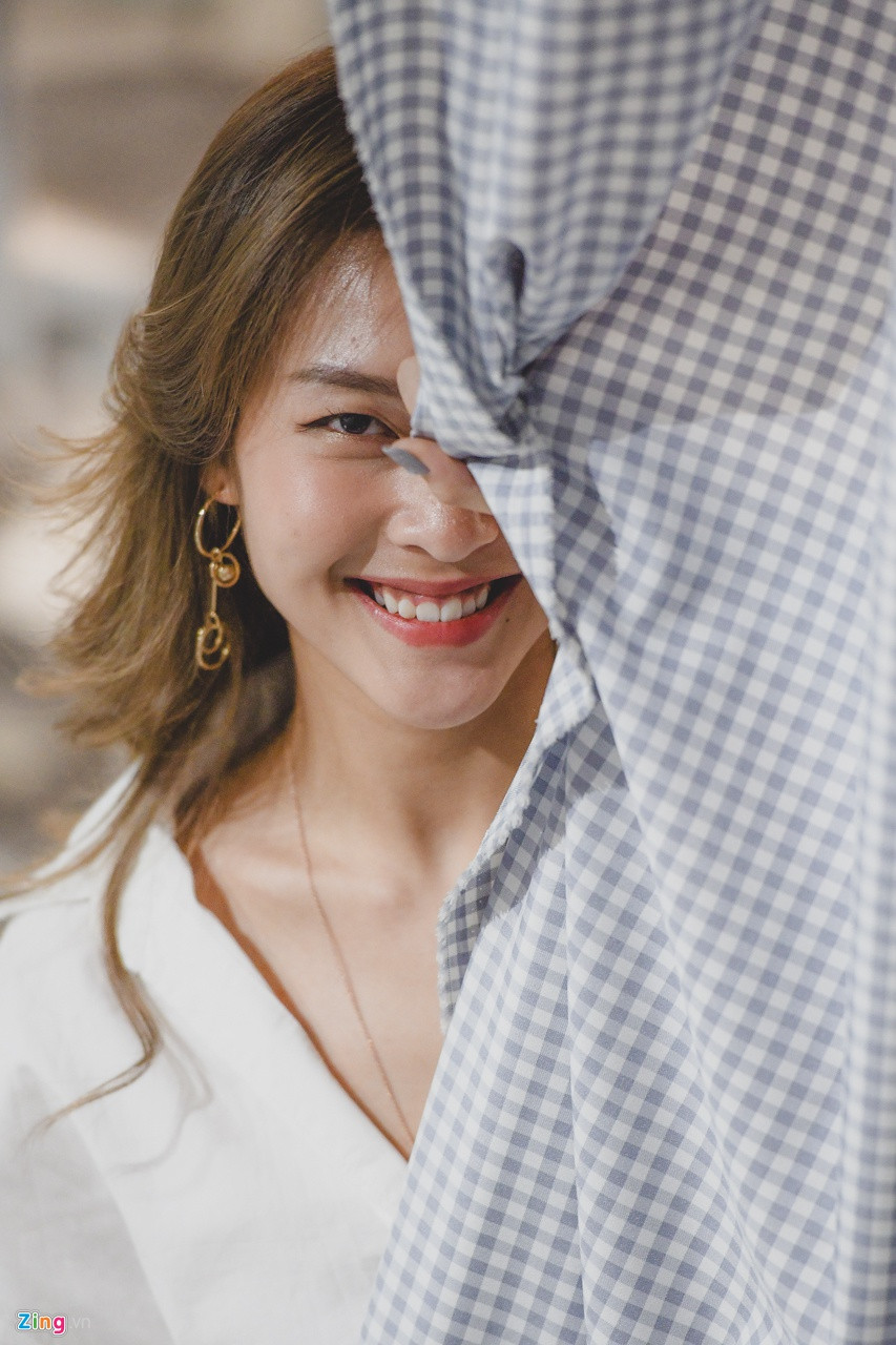 Nữ diễn viên tâm sự: “Thời điểm đó tôi rất mong có một bài hát để thỏa mãn niềm đam mê và anh Quỳnh sáng tác riêng bài này cho tôi. 4 năm trước, khán giả nhắc tới Khả Ngân vẫn chưa định hướng được tôi là gì, đang ở thế mạnh như thế nào. Cho nên tôi cứ mua về, nghe hàng ngày và luyện giọng. Đến hiện tại, tôi thấy mình đủ khả năng và tự tin hơn nhiều”.