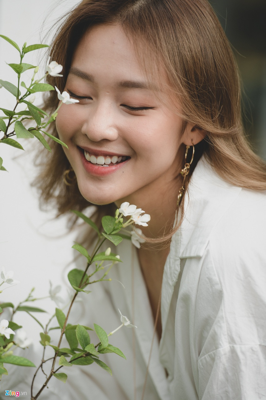 “Tôi từng học piano, guitar,… nhưng được vài ngày phải dừng lại vì đi quay phim suốt. Nhưng việc học luyện thanh thì tôi chưa bao giờ bỏ. Tôi học để giọng mình tốt hơn cũng như đúng chính tả. Ngoài ra, việc luyện thanh cũng hỗ trợ cho việc đóng phim của tôi rất nhiều”, nữ diễn viên tâm sự.