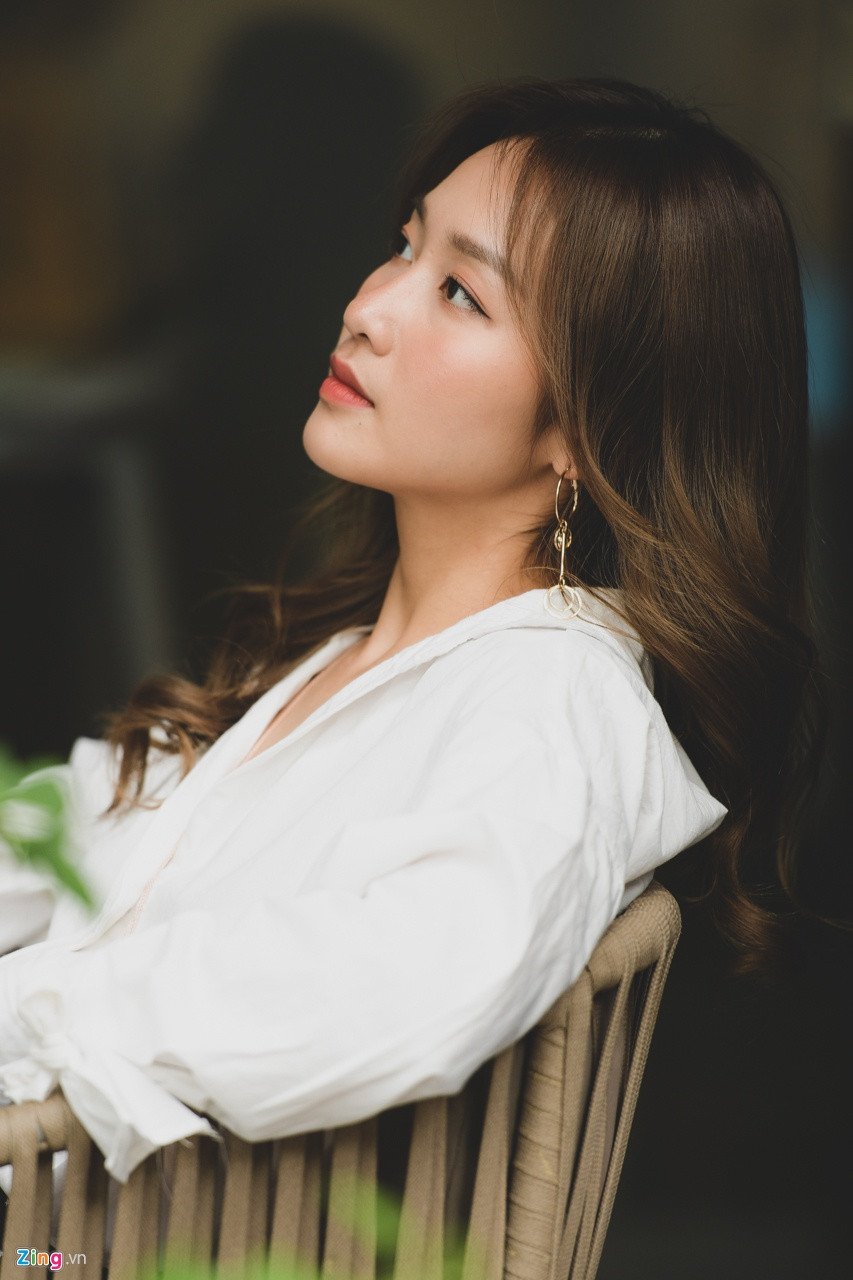 Mới đây, Khả Ngân tuyên bố đi hát. Thông báo của cô tiếp tục gây tranh cãi. Nhiều khán giả cho rằng diễn viên Việt đang lạm dụng chuyện đi hát khiến việc thành ca sĩ trở nên quá dễ dàng. Về phía Khả Ngân, nữ diễn viên 22 tuổi lường trước phản ứng trái chiều nhưng cô tự tin vào khả năng của mình sau nhiều năm luyện thanh nhạc.