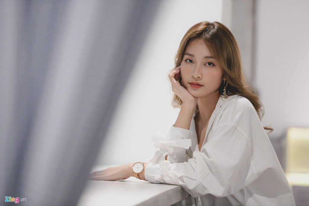 Khả Ngân đảm nhận vai bác sĩ Hoài Phương trong Hậu duệ mặt trời bản Việt. Ở bản gốc của Hàn Quốc, Song Hye Kyo thể hiện nhân vật này. Gây nhiều tranh cãi về diễn xuất nhưng với Khả Ngân thì vai diễn trong phim vẫn là dấu ấn đáng nhớ với cô khi nhìn lại năm 2019. Theo cô, khi đã có một bản gốc thành công thì diễn viên trong bản làm lại khó tránh khỏi sự so sánh.