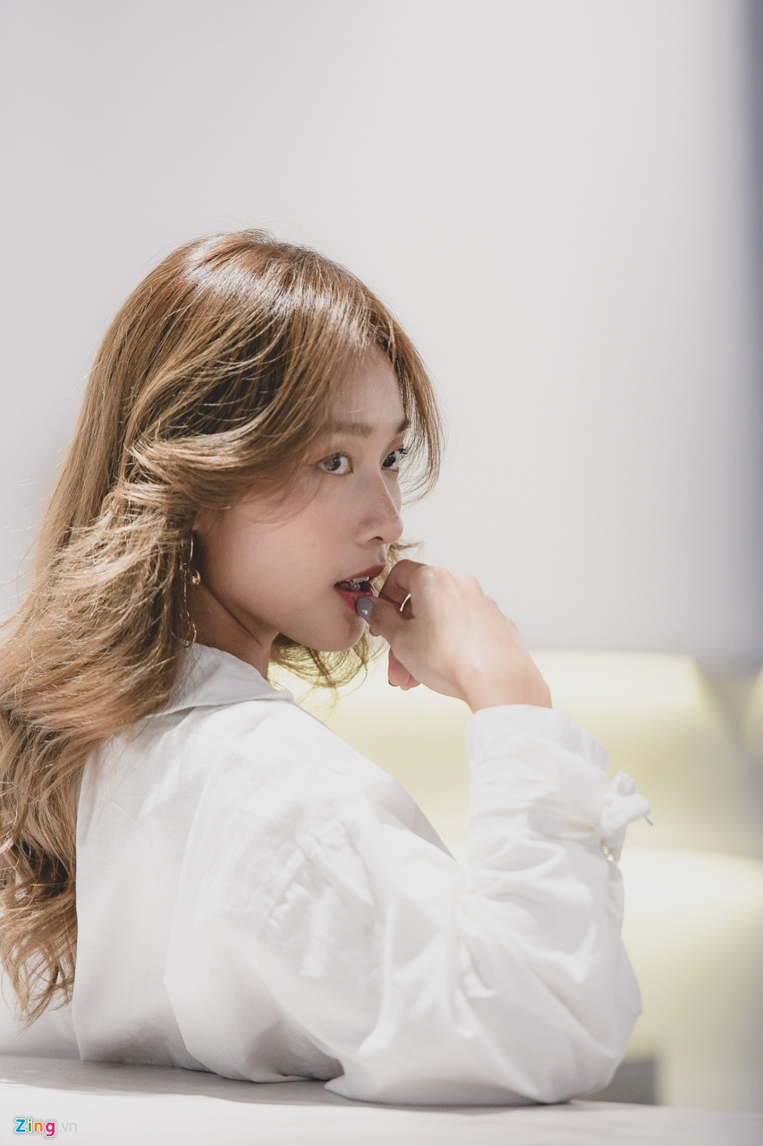 “Tôi sợ nếu chưa rèn luyện kỹ càng mà đã vội vã ra mắt sẽ bị nói chỉ lấn sân ca hát cho vui thôi, có khi lại bị ‘ném đá’ thì sẽ buồn lắm. Ở hiện tại tôi cảm thấy bản thân thật sự tự tin về giọng hát, tự tin để khoác lên mình chiếc áo mới thì không có lý do gì mà trì hoãn thêm. Chắc chắn sẽ có nhiều chiều ý kiến nhưng đã đặt một bước chân sang hành trình mới phải đối mặt và cố gắng thôi”, Khả Ngân chia sẻ.