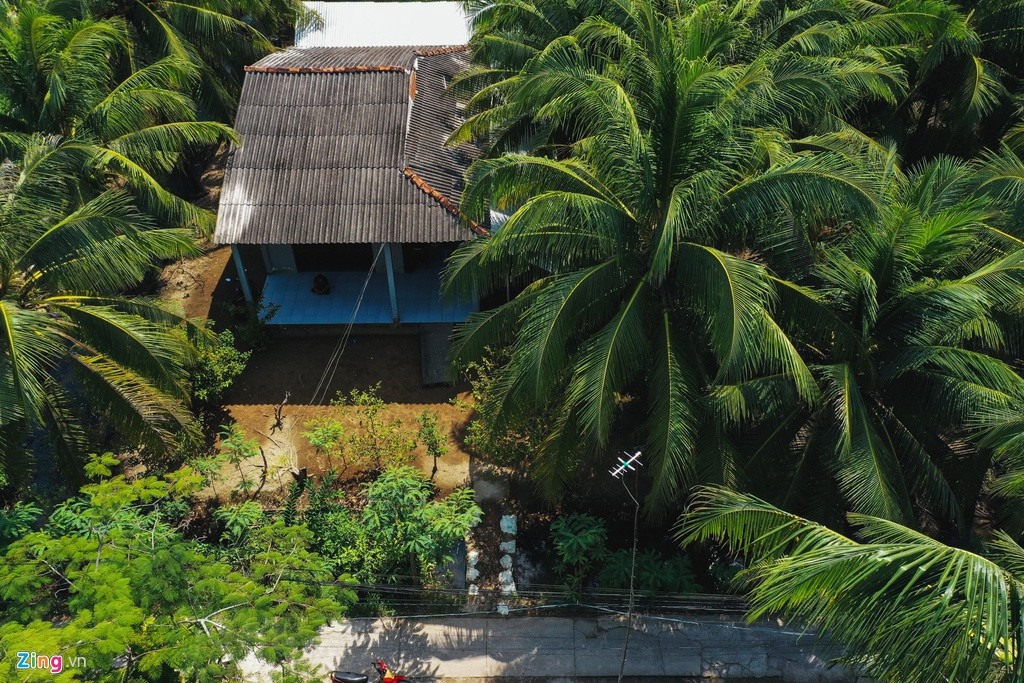 Phải bước qua chiếc cầu ọp ẹp dựng tạm bằng gỗ và các bao cát bắc qua mương dẫn nước để vào được nhà. Nơi ở hiện tại của cha mẹ Jack không có nhiều đồ giá trị. Cha của Jack đón tiếp phóng viên sau khi vừa cắt cỏ cho dê ăn. Ông chia sẻ với gương mặt buồn bã rằng hiện tại sức khỏe của con trai đã ổn tuy nhiên phải chú ý việc ăn uống, công việc.