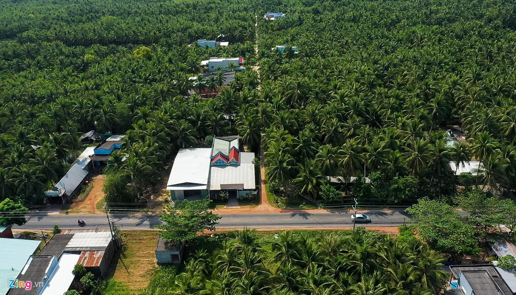 Nhà của Jack tại Bến Tre cách trung tâm TP.HCM hơn 100 km. Từ đường quốc lộ, mất khoảng 200 m để đi vào nhà nam ca sĩ thông qua một con đường nhỏ.