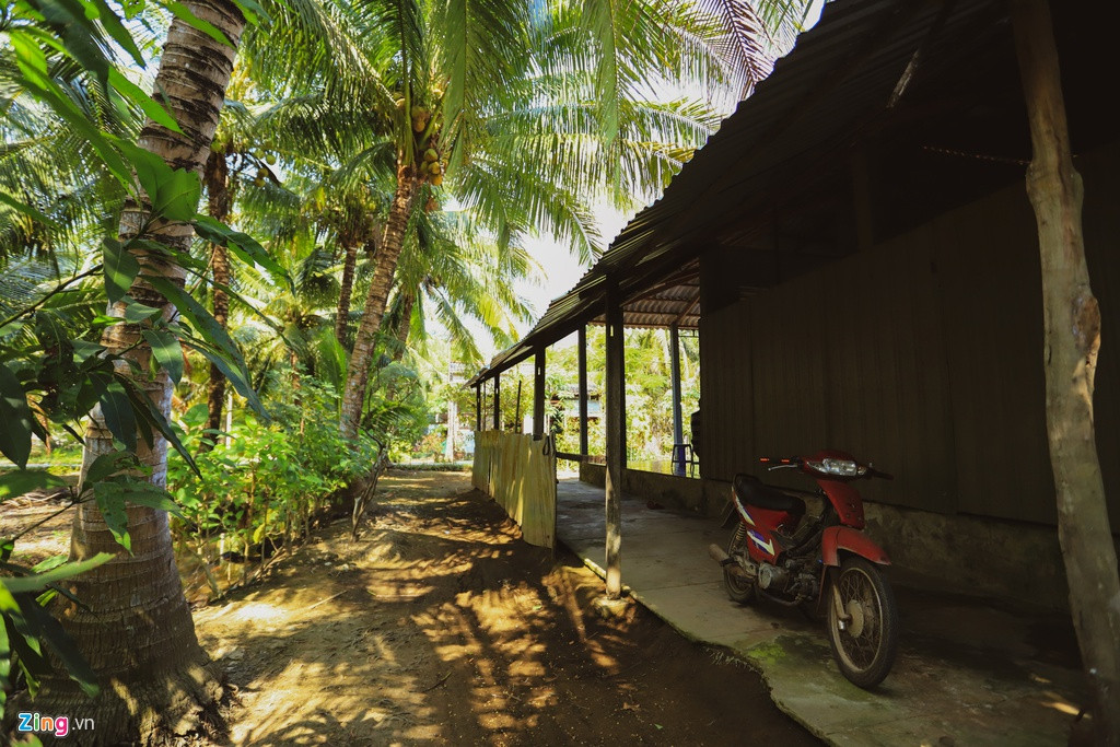 Chiếc xe cũ, mất hết yếm của cha anh được dựng bên hông nhà. Như nhiều hộ dân ở Bến Tre, gia đình Jack sống bằng nghề trồng dừa và chăn đàn dê khoảng 10 con. Ngoài ra, mẹ của nam ca sĩ kinh doanh trà sữa tại một quán nhỏ được thuê với giá vài trăm nghìn đồng một tháng.