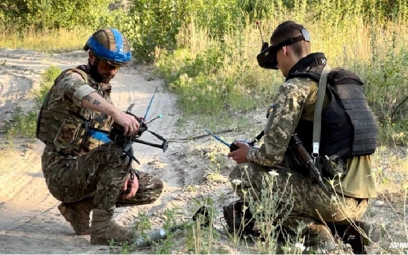 Việc sử dụng trực thăng làm nền tảng để phóng máy bay không người lái FPV có ý nghĩa đặc biệt. Điều này giúp mở rộng đáng kể tầm hoạt động của máy bay không người lái, bằng cách đưa chúng đi xa hơn nhờ phương tiện chở. Ảnh: ArmyInform.