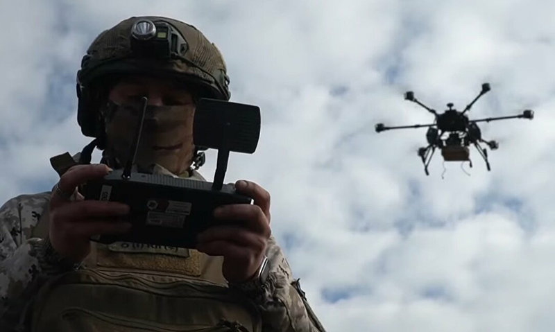 Điều này giúp vượt qua những hạn chế công nghệ chính khi sử dụng máy bay không người lái FPV. “Bee” cho phép tiến hành các cuộc tấn công FPV sâu trong lãnh thổ của đối phương, có thể cách tiền tuyến hàng chục km, nơi chúng hiện chưa được thực hiện. Ảnh: Defense Express.