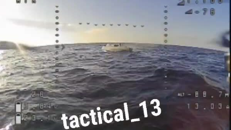 The WarZone viết: Trong trường hợp hoạt động quân sự trên biển, bộ lặp FPV cũng quan trọng như trên đất liền. Máy bay trực thăng đóng vai trò tương tự như Bee: nó vừa là hệ thống phân phối ngoài đường chân trời vừa là đơn vị điều khiển. Hoạt động trên mặt nước và có bộ điều khiển ở trên cao trên bề mặt trong máy bay trực thăng có nghĩa là những máy bay không người lái này có thể đạt được phạm vi tối đa tuyệt đối và tính linh hoạt trong hoạt động. Ảnh: Telegram.