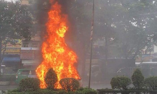 Lửa cháy ngùn ngụt.