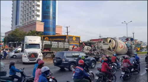 2 xe tai tong truc dien, tai xe, phu xe chet ket trong cabin