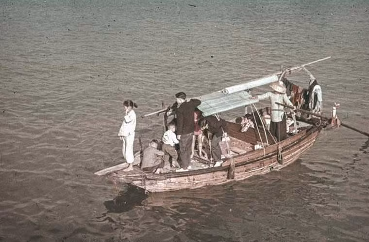 Con thuyền chở khách qua sông. Ảnh xilu