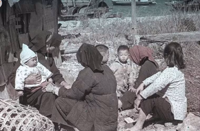 Mọi người ngồi nghỉ bên ven đường quê năm 1960. Ảnh xilu