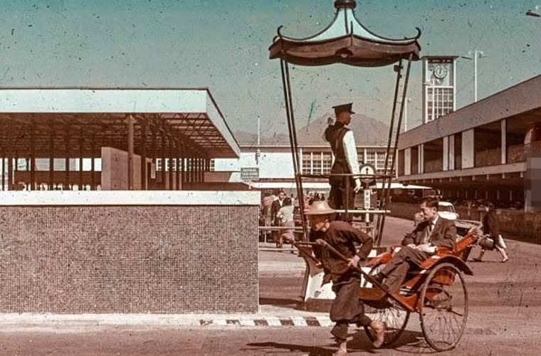 Một người kéo xe qua ngã tư ở khu Cửu Long. Ảnh xilu