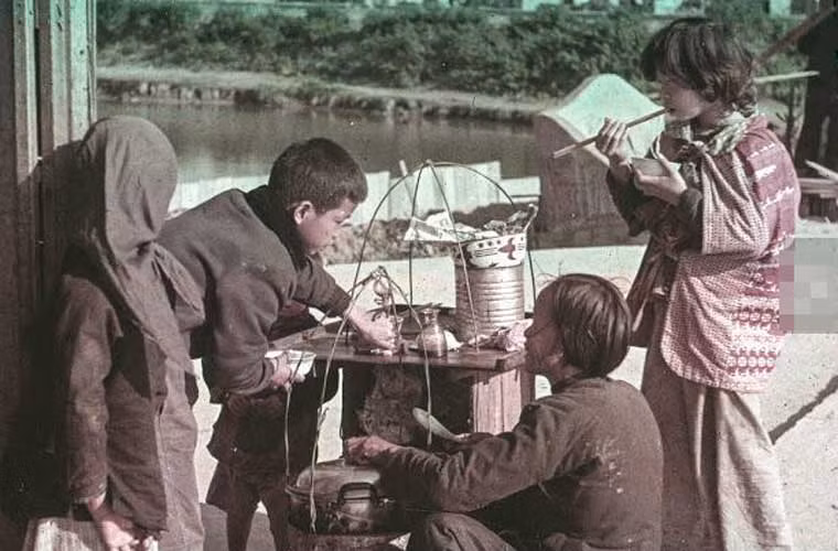 Một gánh bán hàng ăn rong. Ảnh xilu