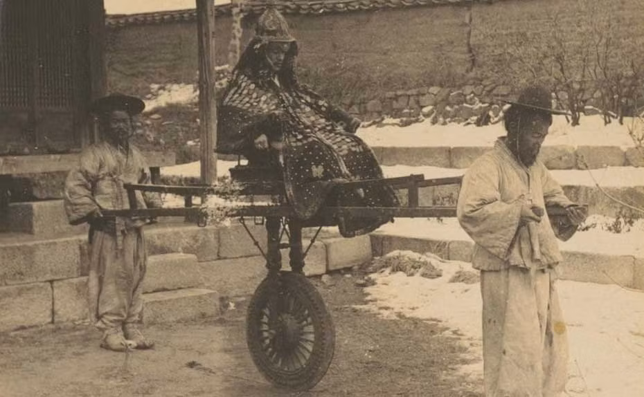 Hai người hầu kéo xe tương tự như xe cút kít cho ông chủ vốn là một tướng quân trong triều đình nhà Joseon. Ảnh Sina