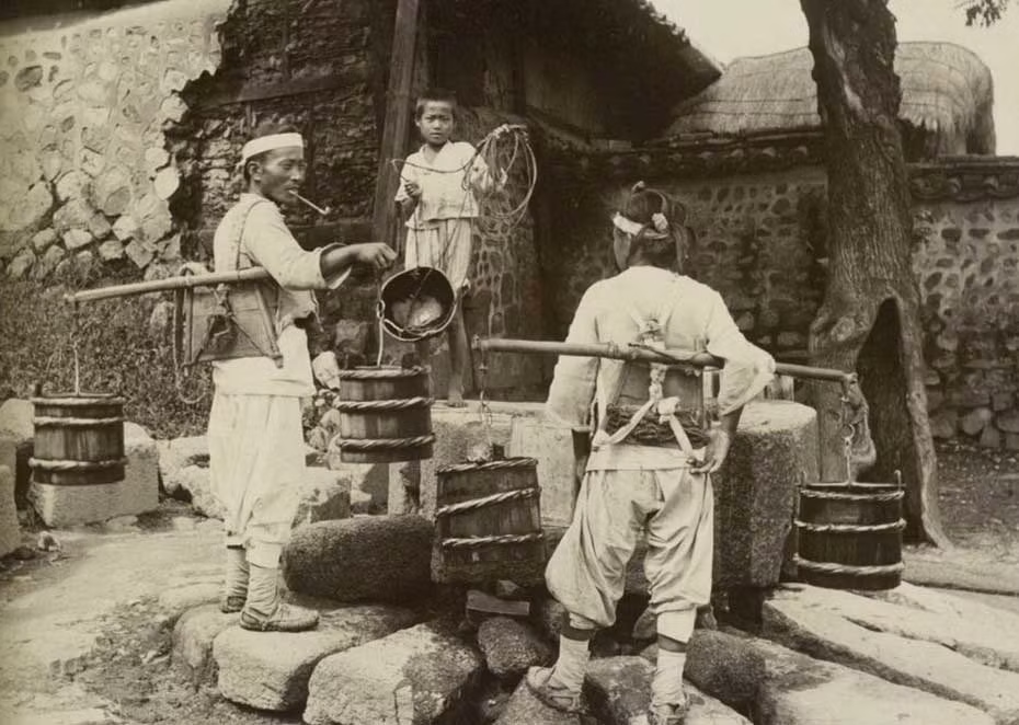 Cảnh lấy nước giếng của những người lao động nghèo ở Triều Tiên triều đại Joseon. Ảnh Sina