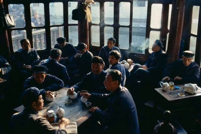 Một quán trà đông khách ở thành phố Thượng Hải năm 1980. Ảnh Sina