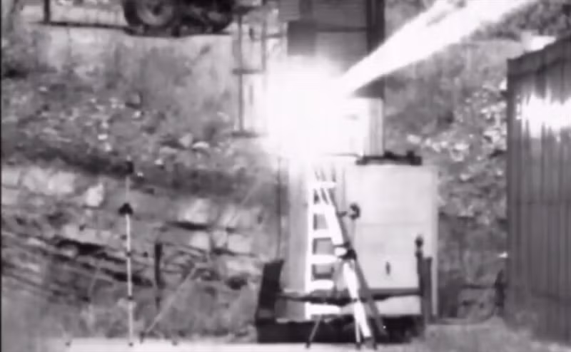 Việc phát triển chương trình vũ khí năng lượng cao này nhằm mục đích loại bỏ những mục tiêu trên không, mặt nước và cả những mục tiêu trên đất liền từ khoảng cách lên tới 500m.