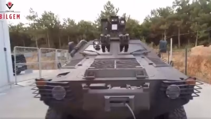 Nhà sản xuất Aselsan đã thực hiện thành công các vụ bắn thử đạn thật với tầm bắn hiệu quả tối đa của vũ khí này lên tới 300km. Ngoài tấn công mặt đất và chiến hạm, vũ khí điện từ của Aselsan còn có thể được sử dụng trong nhiệm vụ phòng không.