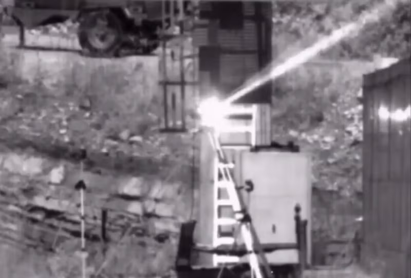 Cùng với thông tin về cuộc thử nghiệm, SSM đã cho đăng tải những hình ảnh ghi lại quá trình thử thành công vũ khí năng lượng cao này cho thấy, hệ thống laser mới gắn trên khung gầm xe bọc thép Cobra đã cắt thành công tấm thép giáp 22 mm từ khoảng cách 500m.