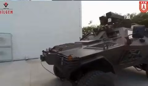 Dù thử nghiệm được thực hiện trên xe quân sự chuyên dụng nhưng nhà sản xuất cho biết, vũ khí này sẽ thích hợp hơn khi triển khai trên tàu, cụm cảng, nhà máy, các trạm tuần tra biên giới... Không chỉ thử thành công vũ khí laser, Thổ Nhĩ Kỳ còn chứng minh không chịu lép vế trước Nga và Mỹ trong cuộc đua phát triển vũ khí điện từ.