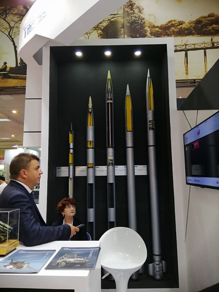 Sau phương tiện thì dĩ nhiên đạn dược là yếu tố không thể thiếu, do vậy tập đoàn Techmas đã mang tới Triển lãm DSE 2019 hàng loạt loại đạn pháo dẫn đường chính xác với mục đích chào hàng.