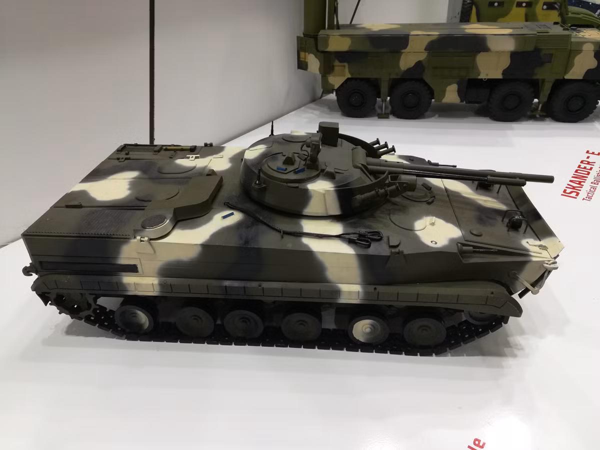 Ngoài xe tăng chiến đấu chủ lực thì Việt Nam được đánh giá còn có nhu cầu lớn đối với xe chiến đấu bộ binh BMP-3 để trang bị cho cả bộ binh cơ giới lẫn hải quân đánh bộ.