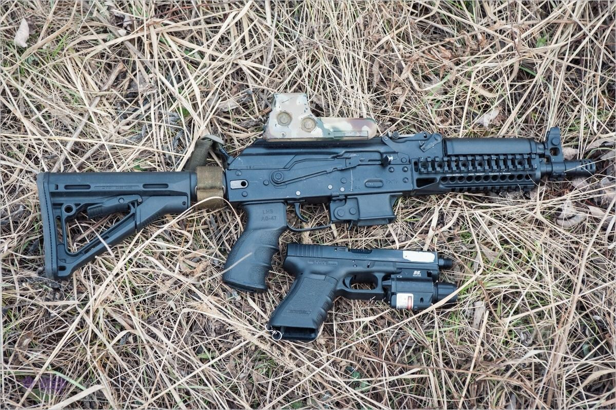 Vityaz-SN sử dụng cơ chế khóa an toàn và chuyển chế độ bắn bằng cần gạt tương tự như dòng AK. Cần gạt được đặt bên phải với 3 thiết lập gồm khóa an toàn, tự động và bán tự động.