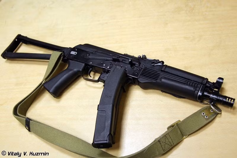 Giống như người tiền nhiệm PP-19 Bizon, Vityaz-SN cũng là một mẫu phát triển từ khẩu carbine AKS-74U, nó có kích thước lớn hơn tiểu liên Bizon một chút nhưng vẫn đảm bảo yêu cầu gọn nhẹ.