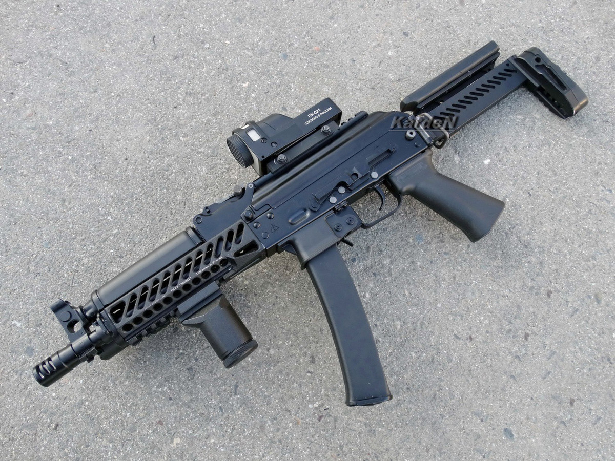 Nòng súng có chu kỳ xoắn 9 inch về bên phải, giúp tương thích tốt với các loại đạn 9 mm thông thường lẫn xuyên giáp. Đầu nòng có loa che lửa cỡ nhỏ với 3 khe ở hai phía.