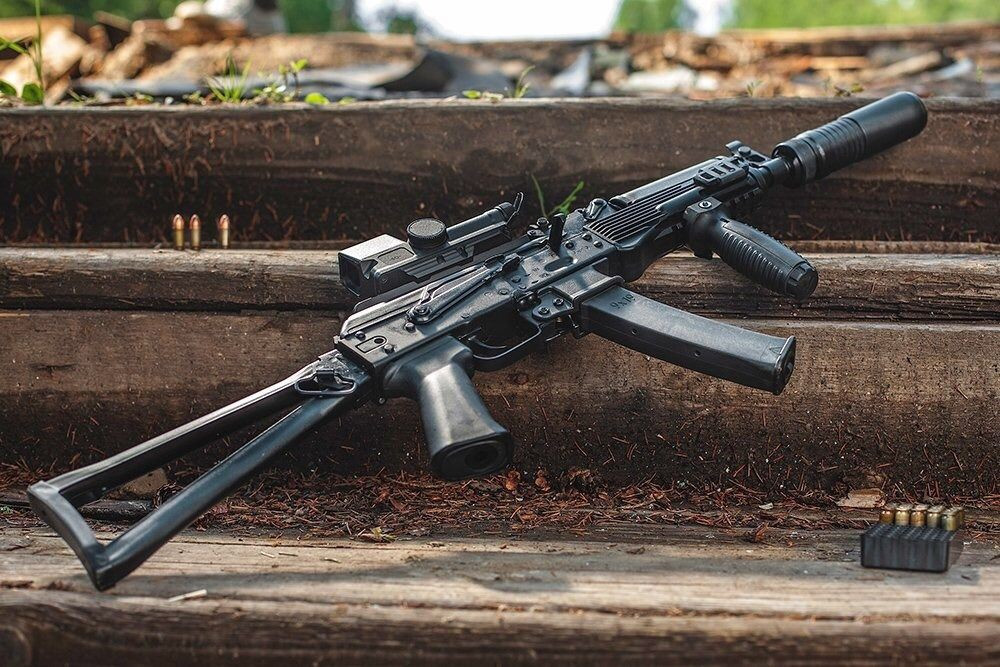 Ban đầu Vityaz-SN sử dụng báng dạng thanh kim loại được gắn bằng đinh tán tương tự như AKS-74U với khả năng gập về phía bên trái, tuy nhiên loại báng này bị nhận xét không êm khi bắn liên thanh.