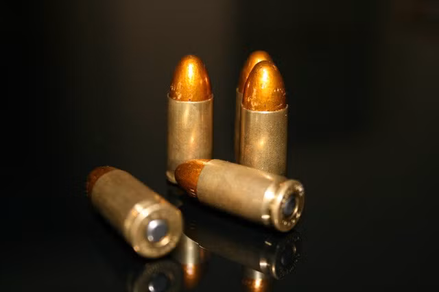 Súng sử dụng loại đạn 9 x 19 mm Parabellum rất phổ biến trên các loại tiểu liên và súng ngắn. Tuy nhiên, loại đạn này không có khả năng xuyên phá cao, đặc biệt đối với các mục tiêu được trang bị áo giáp.