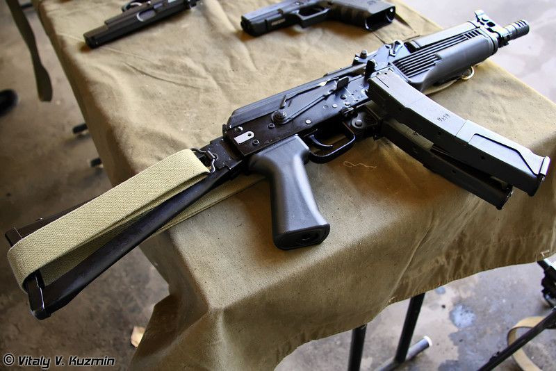 Bệ khóa nòng của súng được gắn với cần lên đạn như AK, tuy nhiên cần piston và khóa nòng xoay được thay thế hoàn toàn bởi một phần mở rộng piston.