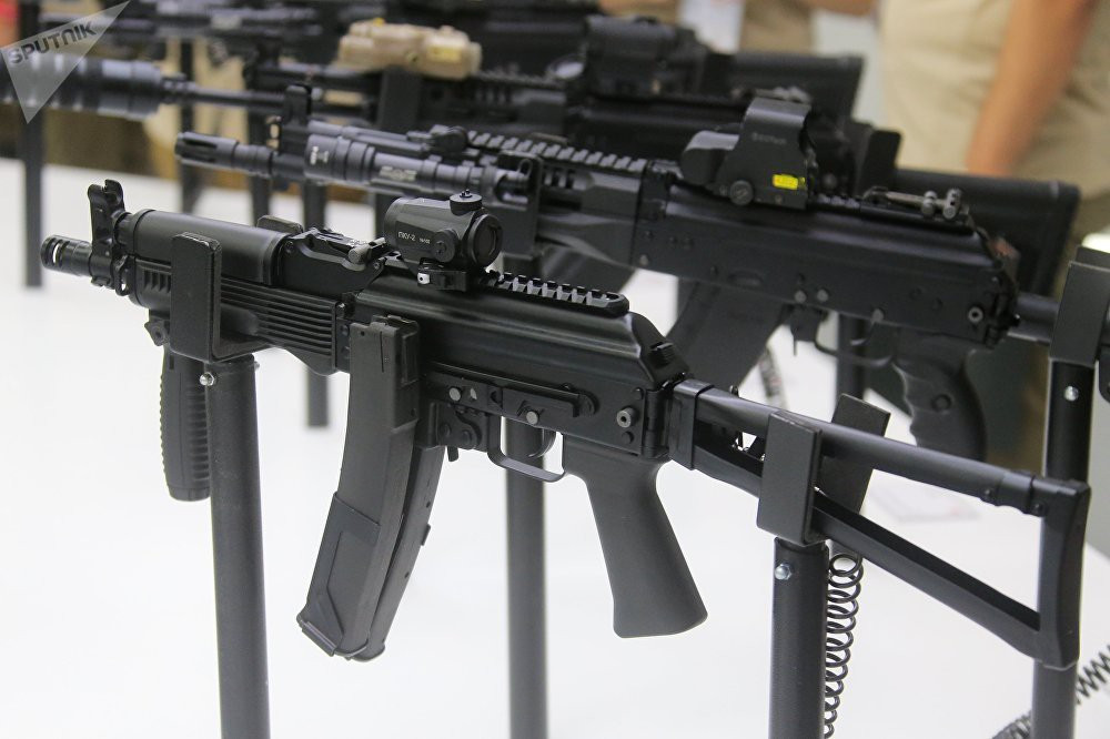 Sơ tốc đầu nòng của Vityaz-SN là 380 m/s, với tốc độ bắn lý thuyết từ 700 - 750 viên/phút. Trên thực tế, súng thường bắn tự động với tốc độ 120 viên/phút và bán tự động 40 viên/phút, tầm bắn hiệu quả đạt 200 m.